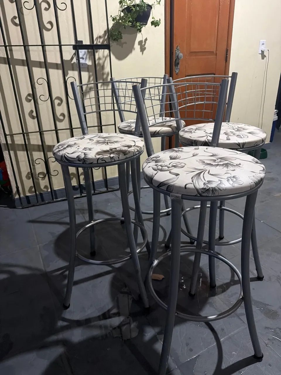 Conjunto de Banquetas Bancos Altos - Foto 2