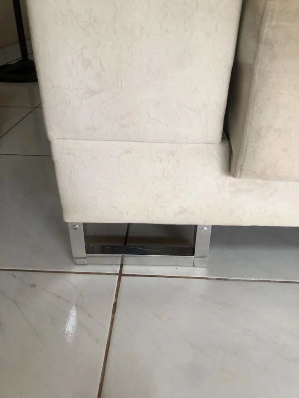 Sofá de 3 lugares com pés em inox - Foto 3