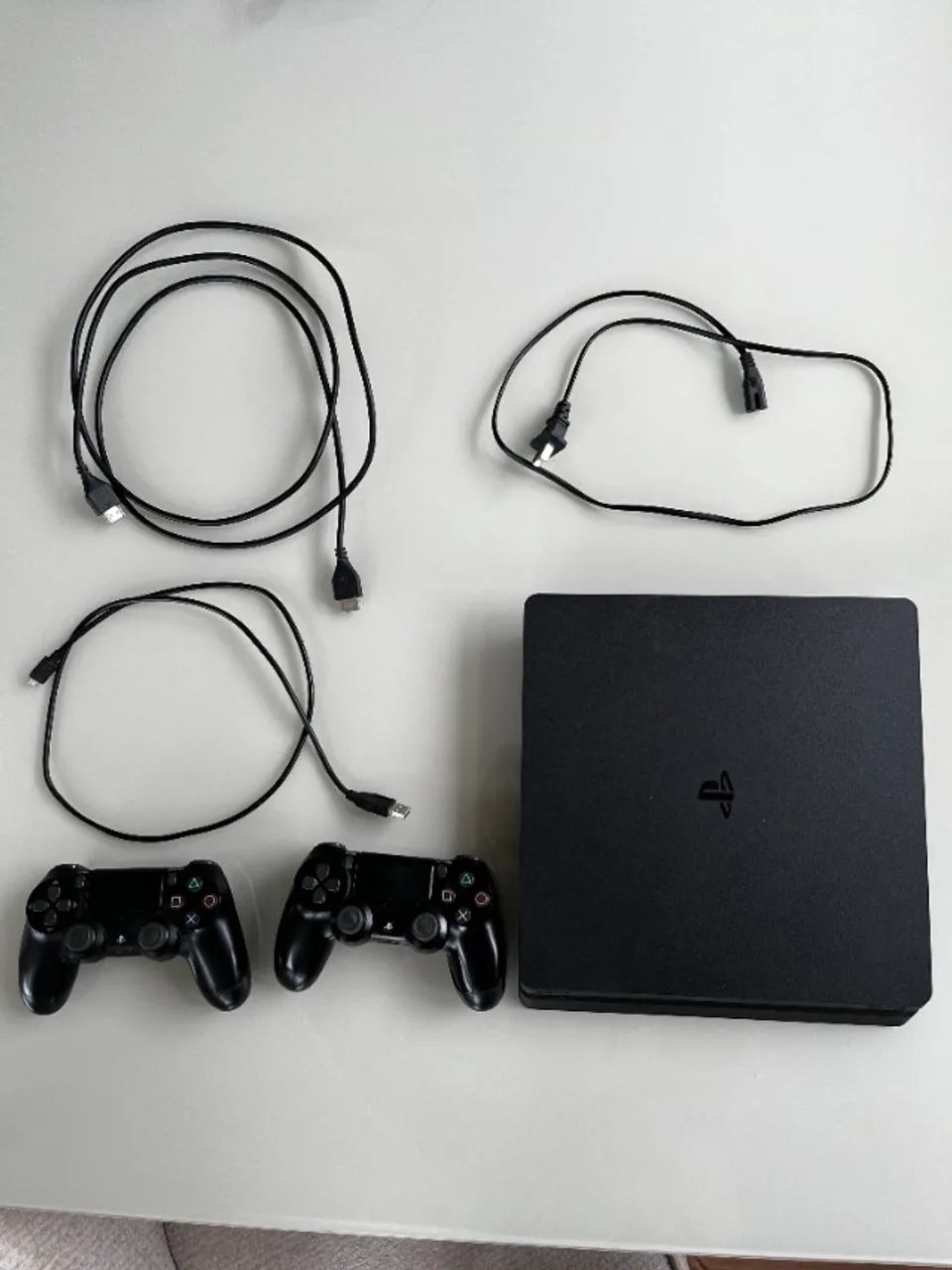 Playstation 4 em EXCELENTE estado + 2 controles ORIGINAIS + Cabos originais