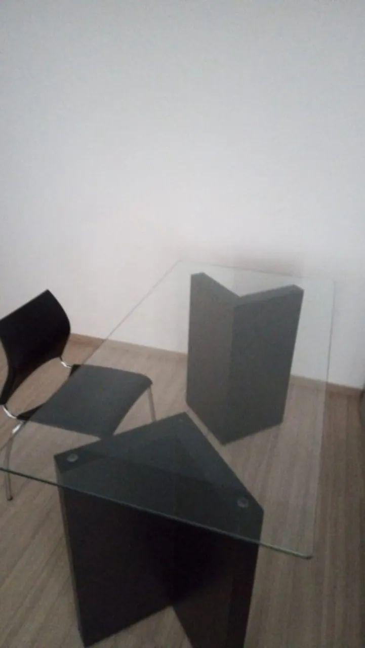 Mesa de vidro com duas cadeiras. - Foto 2