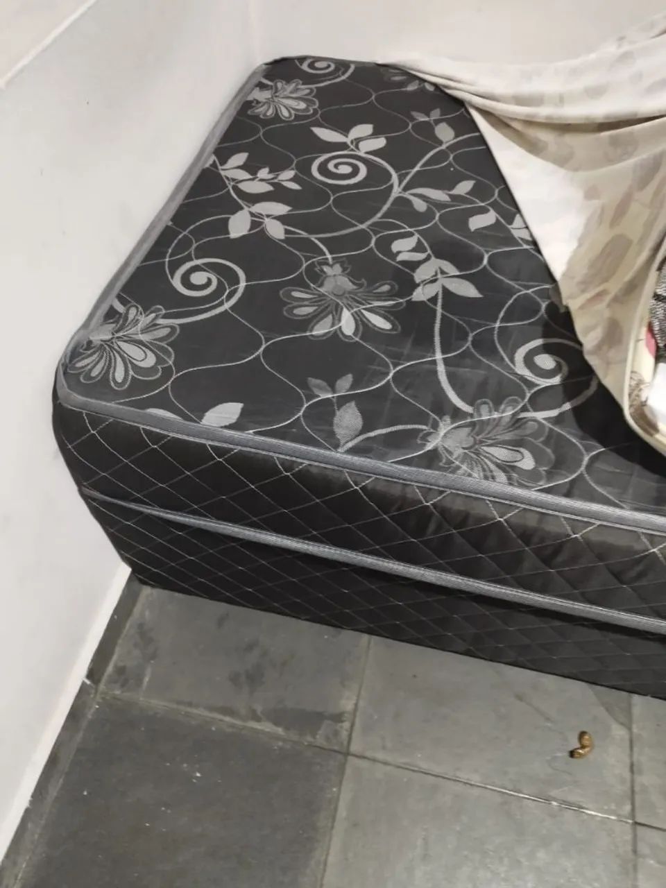 Vendo cama box e um guarda roupa pequeno  - Foto 2