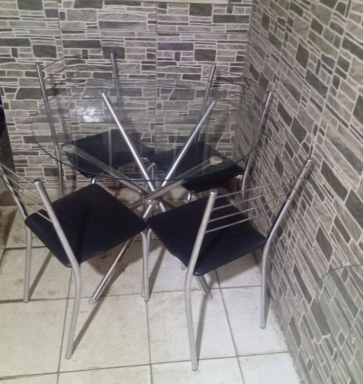 MESA COM TRAMPO DE VIDRO E 4 CADEIRAS 
