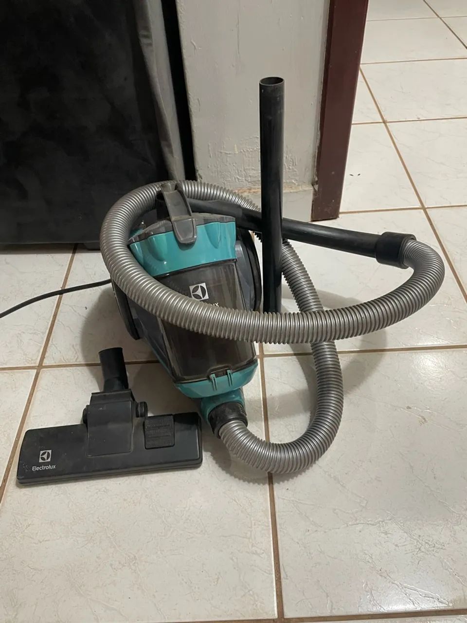 Rack ,Mesa de plástico com 6 cadeiras,Carrinho auxiliar,Aspirador de pó Electrolux e etc - Foto 4