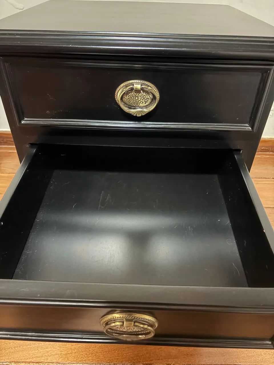 Mesa de Cabeceira Antiga Restaurada - Laqueada em Preto - Foto 5