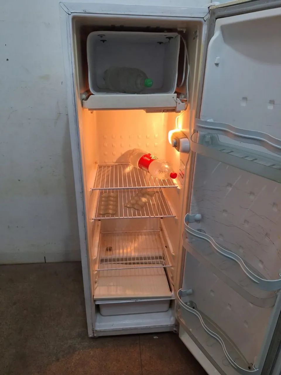 Geladeira Consul.                                               Faço entrega 
