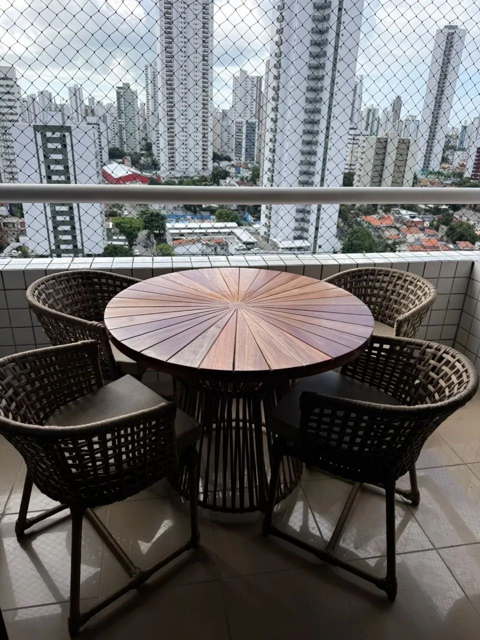 Mesa Com 4. Cadeiras em corda náutica Disponível em cores 