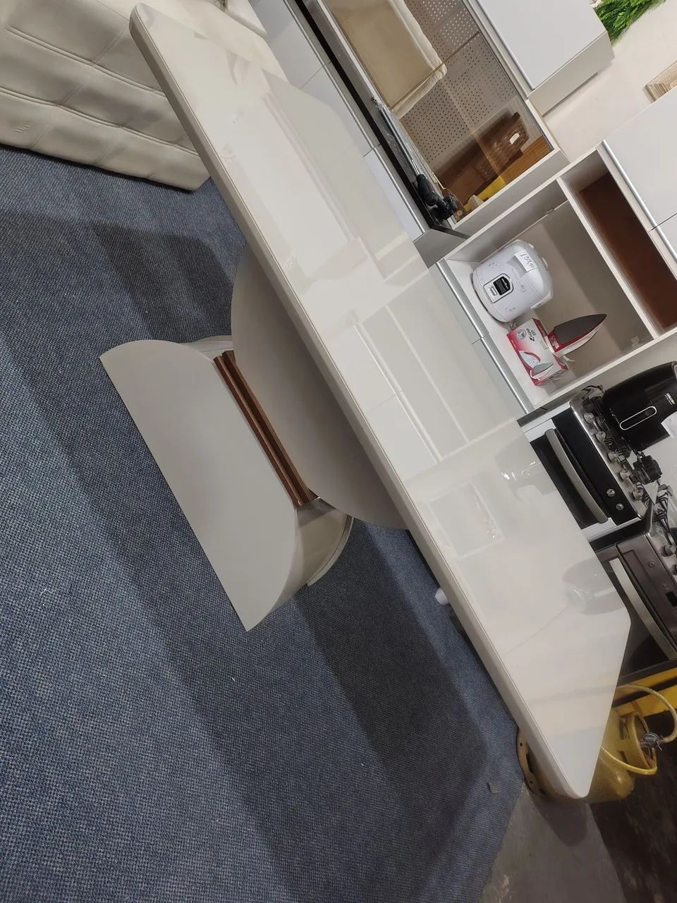 Mesa de jantar sem cadeiras! Impecável de luxo.