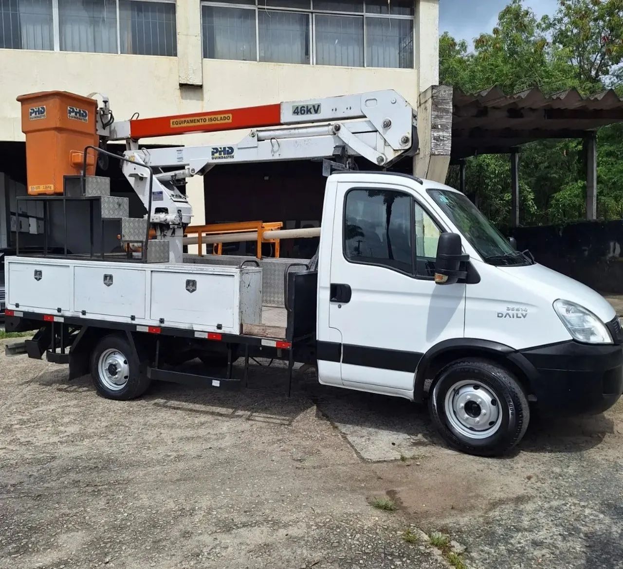 IVECO 35s14 COM CESTO AÉREO 