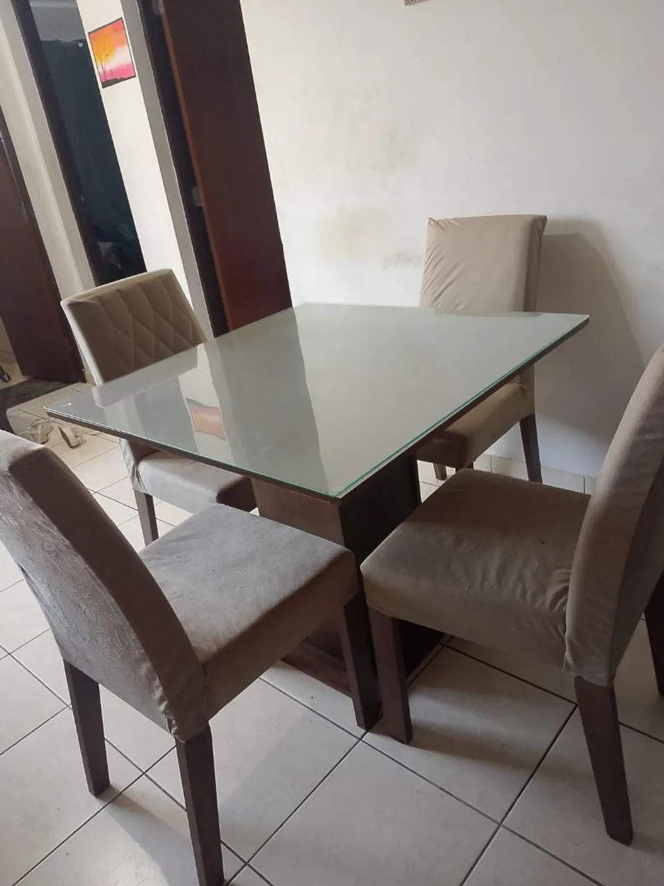 Mesa de vidro com 4 cadeiras  - Foto 2