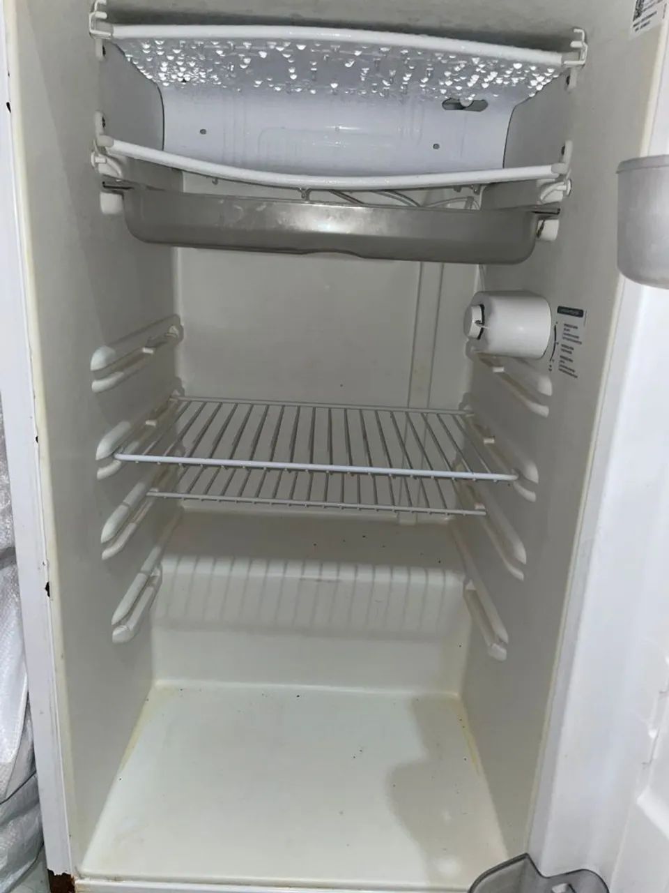 Frigobar semi novo