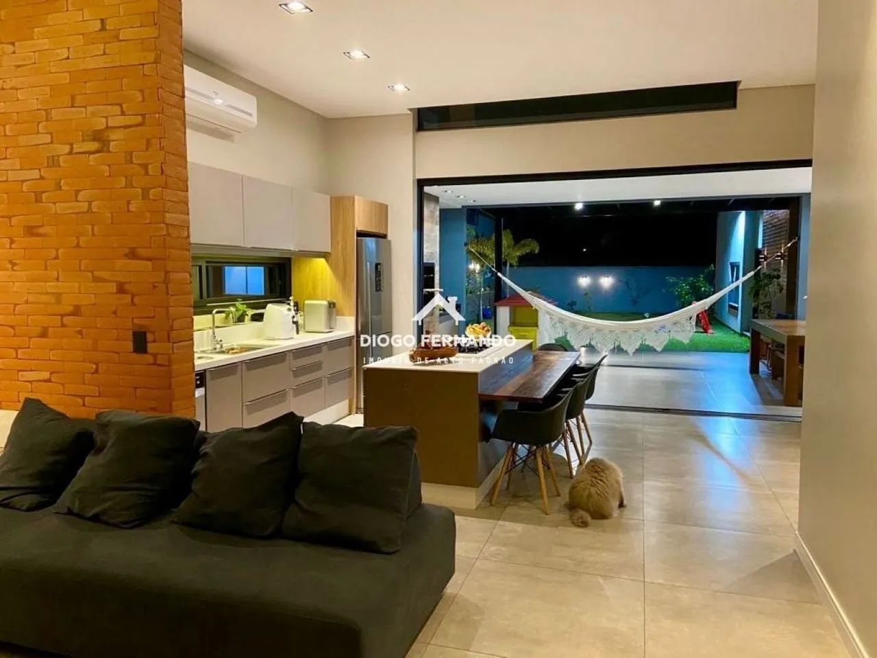 Casa no Campeche com 240m², Suíte Master e Terreno Amplo em Rua Tranquila