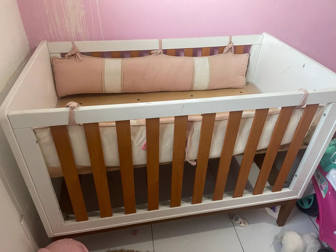 Berço semi-novo+ colchão, ser for menina vai essa proteção lateral 