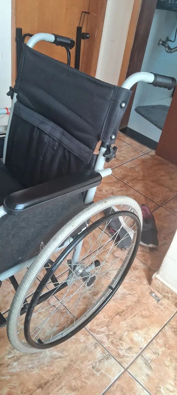 Cadeira de rodas e cadeira de banho  - Foto 4