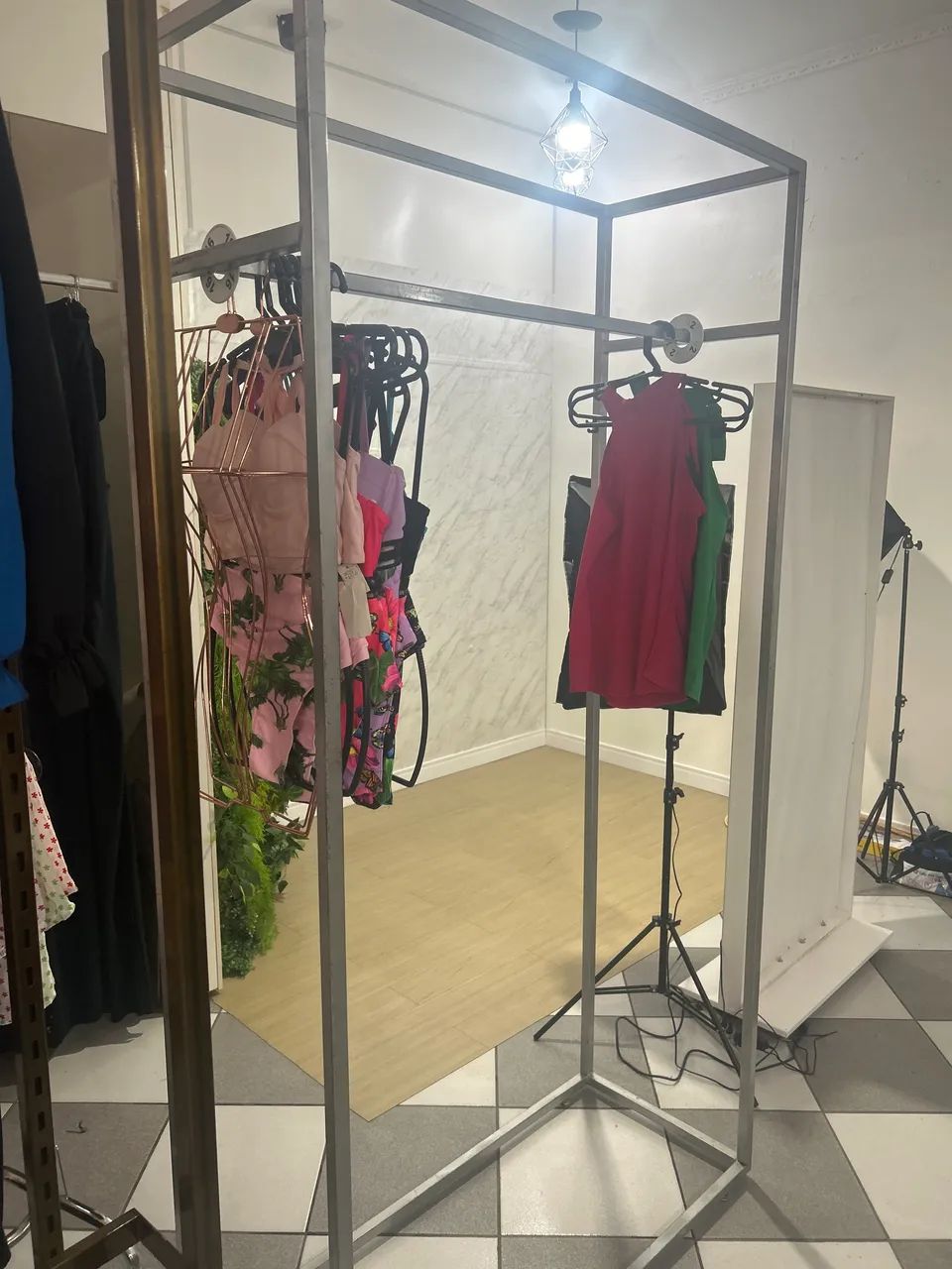 Arara de roupas para loja na cor prata - Foto 3