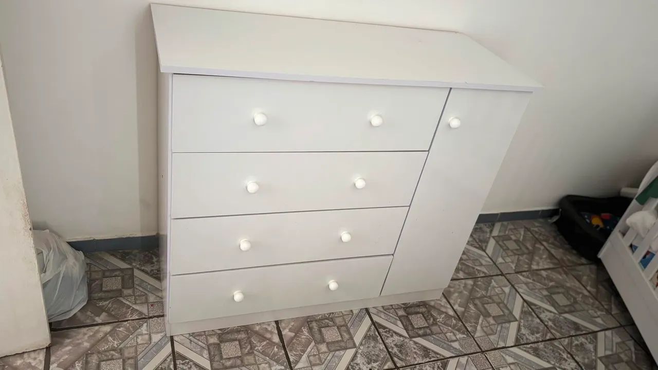 Quarto de bebê com armário, berço, cômoda e cadeira de amamentação  - Foto 2