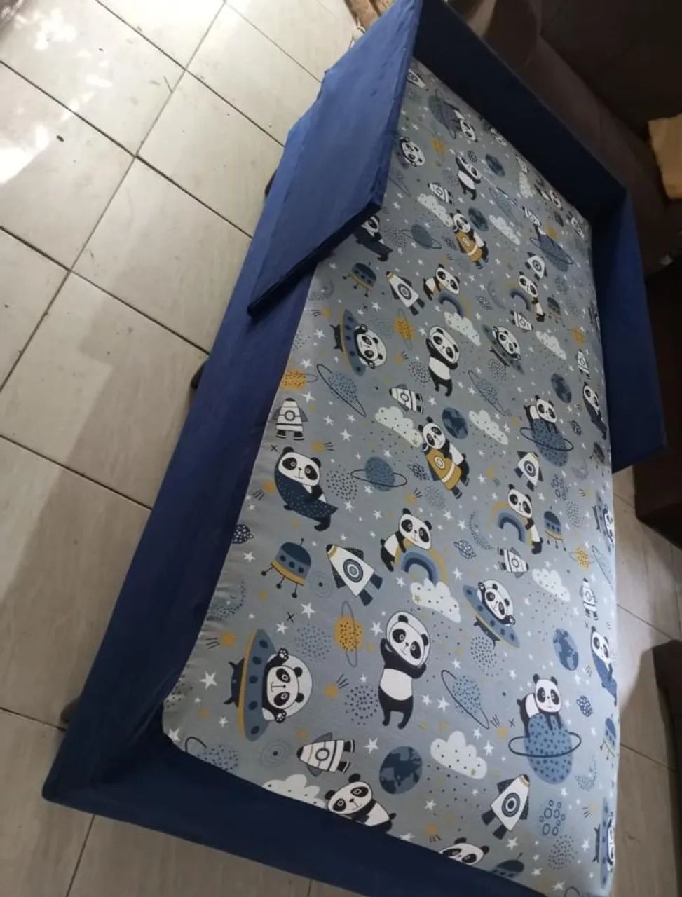 Cama com cabeceira e proteção lateral