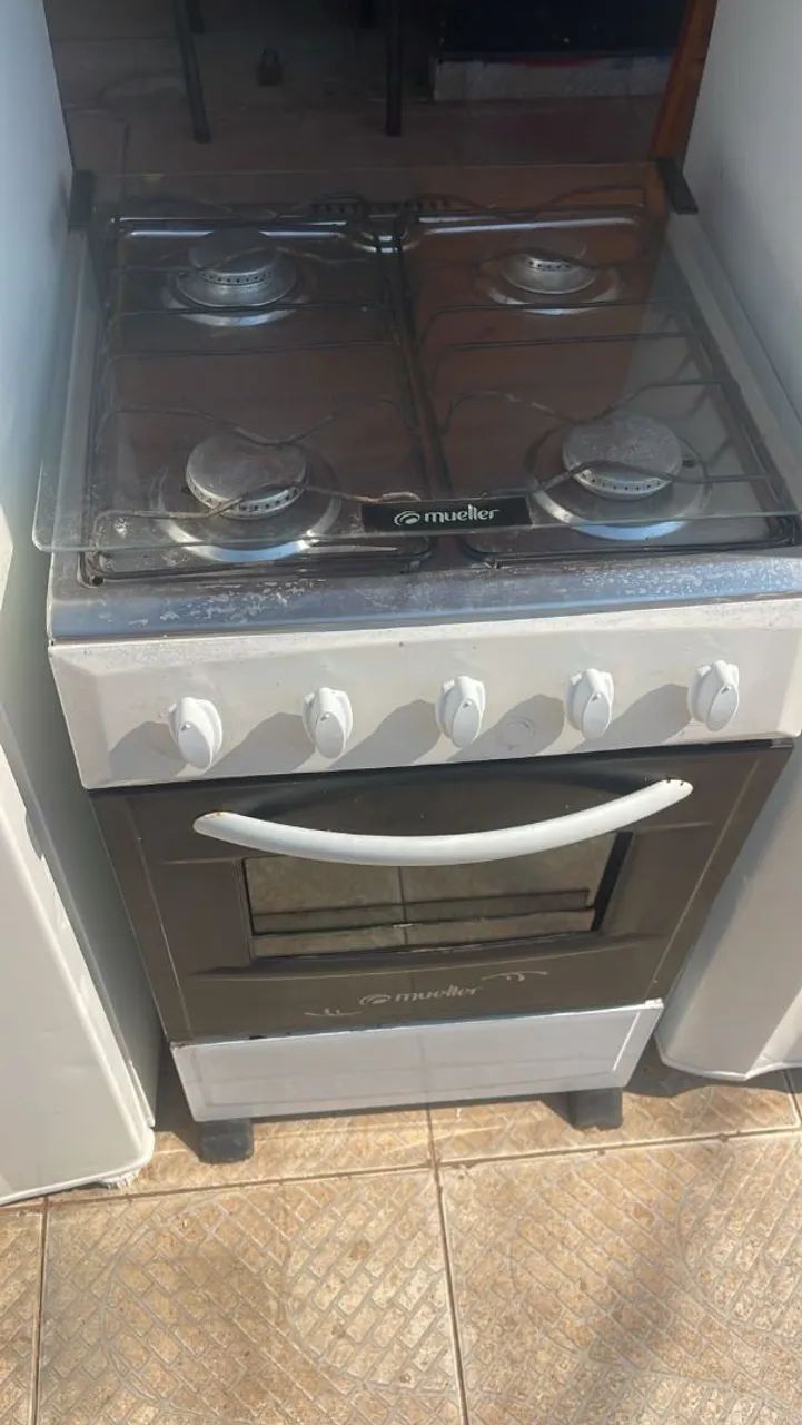 Fogão de 4 bocas simples. $320