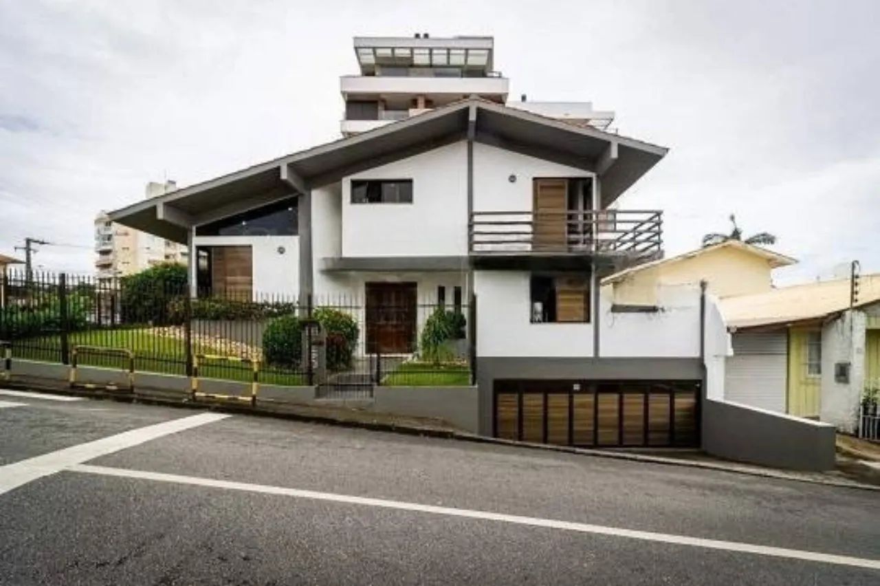 Casa de 04 dormitórios em Coqueiros
