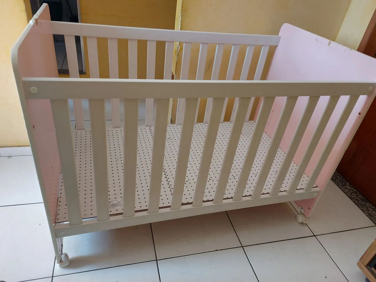 Berço vira cama , da marca Catatau
