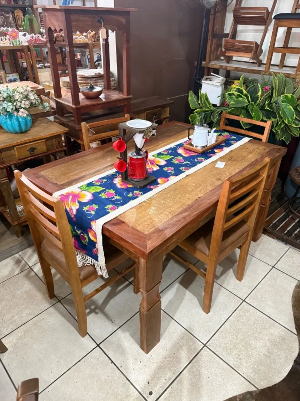 Mesa de madeira com 4 cadeiras  - Foto 3