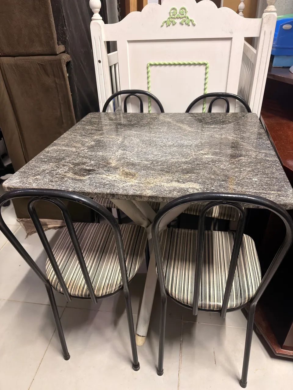 Mesa com cadeiras  - Foto 2
