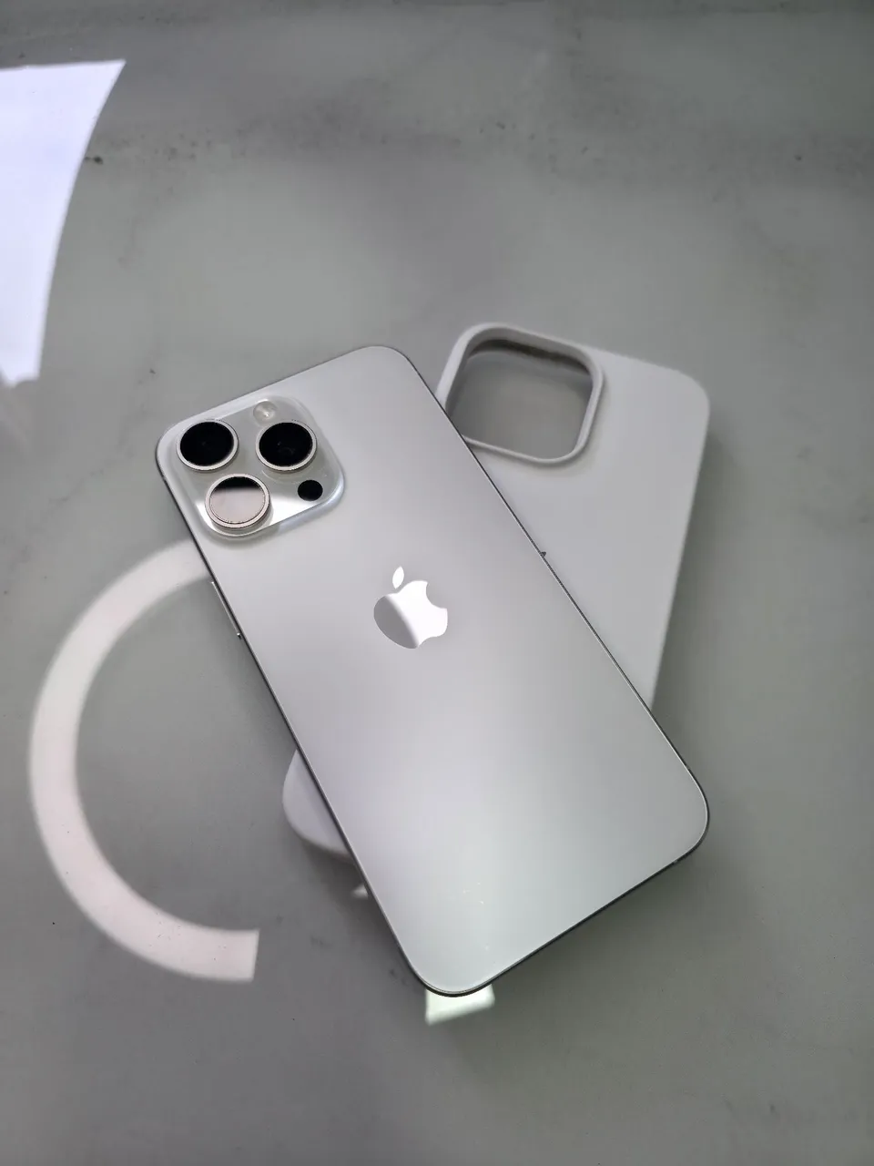 iPhone 15Pro シルバー 本体　値下げ！ iPhone 15 pro max - Celulares e Smartphones - Samambaia Sul