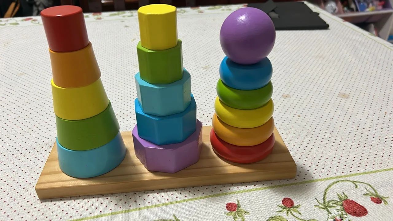 O item na imagem é uma Torre de Encaixe de Formas Geométricas