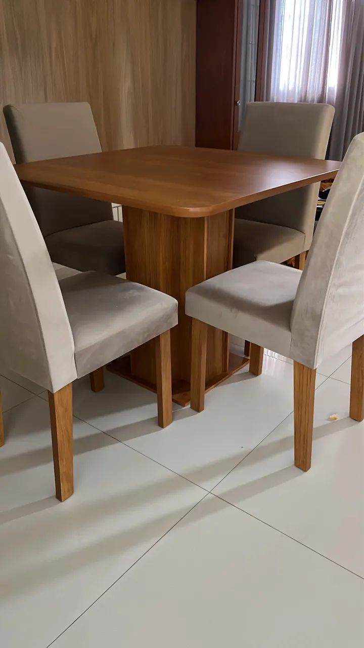 Mesa com 4 cadeiras
