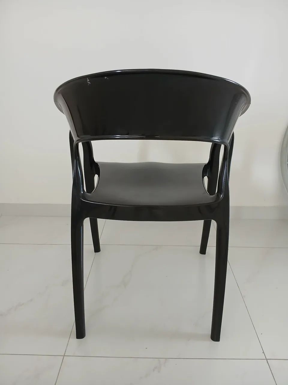 Vendo linda cadeira em plastico resistente usada - Foto 2