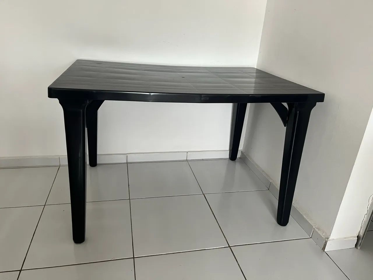 Mesa de plástico desmontável com pernas parafusadas 