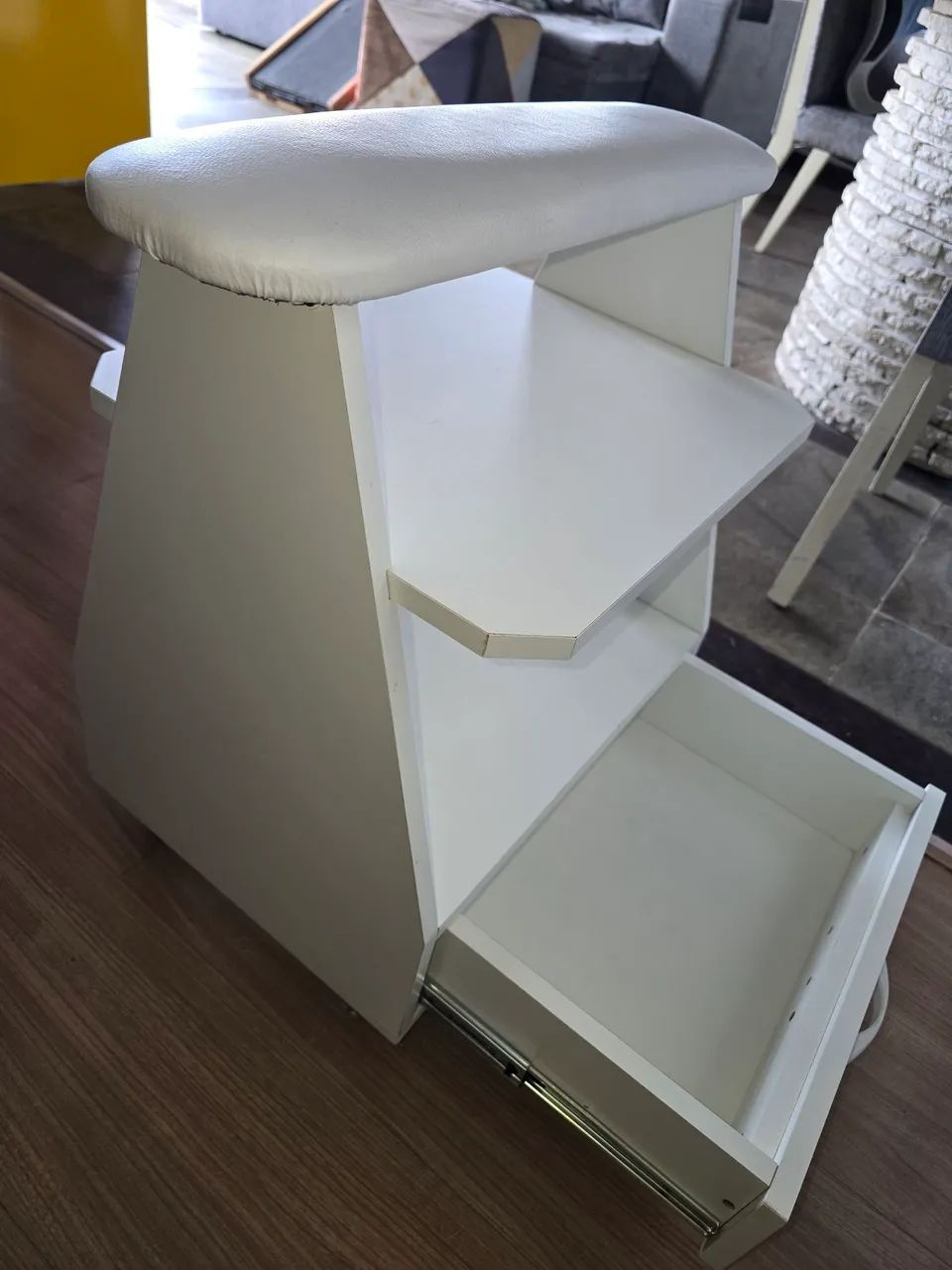 Carrinho auxiliar para manicure/pedicure