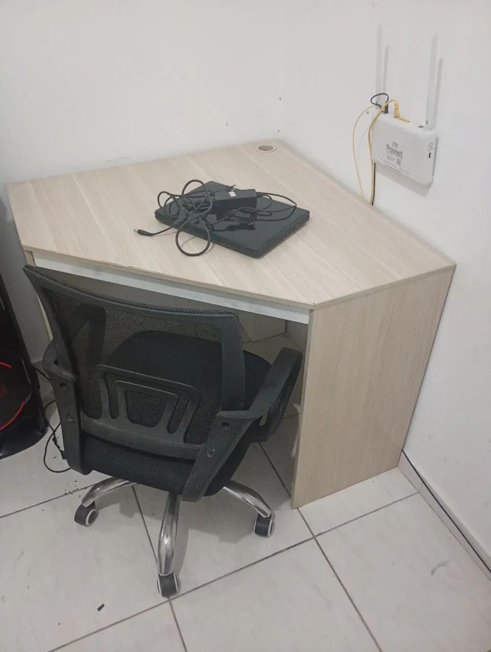Escrivaninha com cadeira 