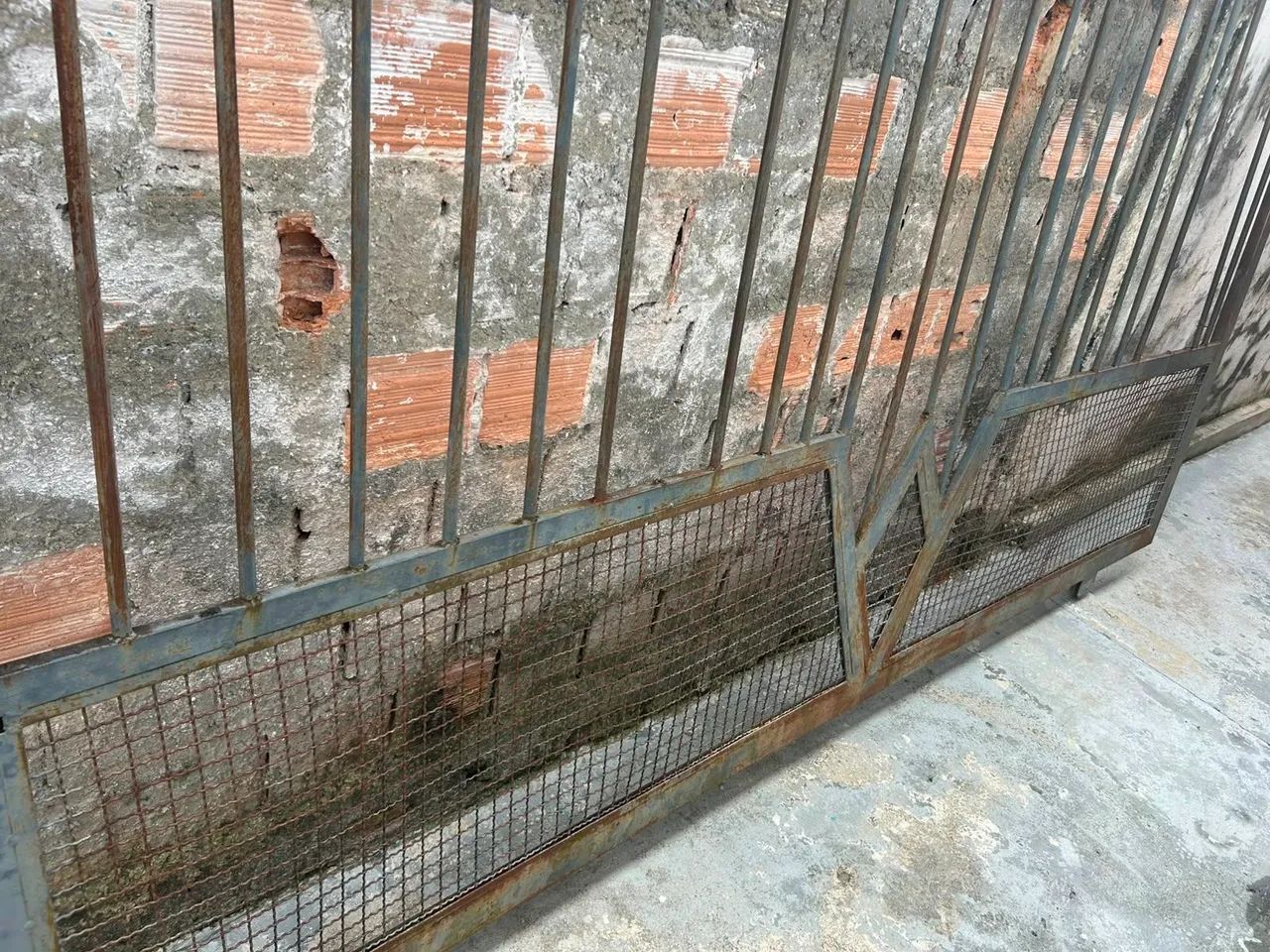 Portão e trilho de ferro - Foto 4