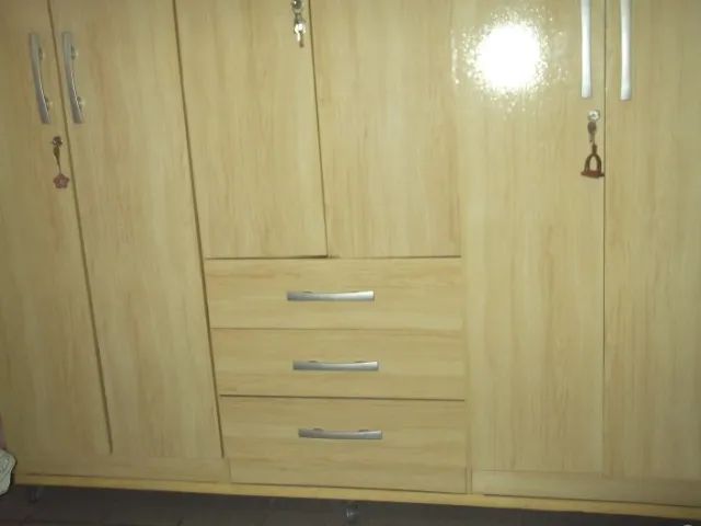 Guarda-Roupas com 6 portas, 3 gavetas, com chaves e  de rodas. - Foto 3