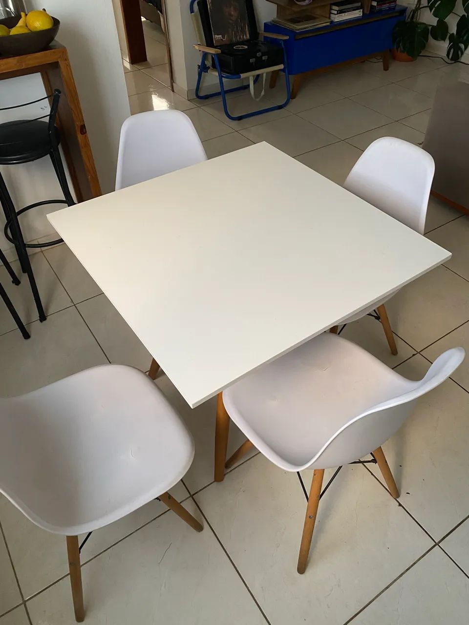 Conjunto Mesa eames 4 cadeiras 