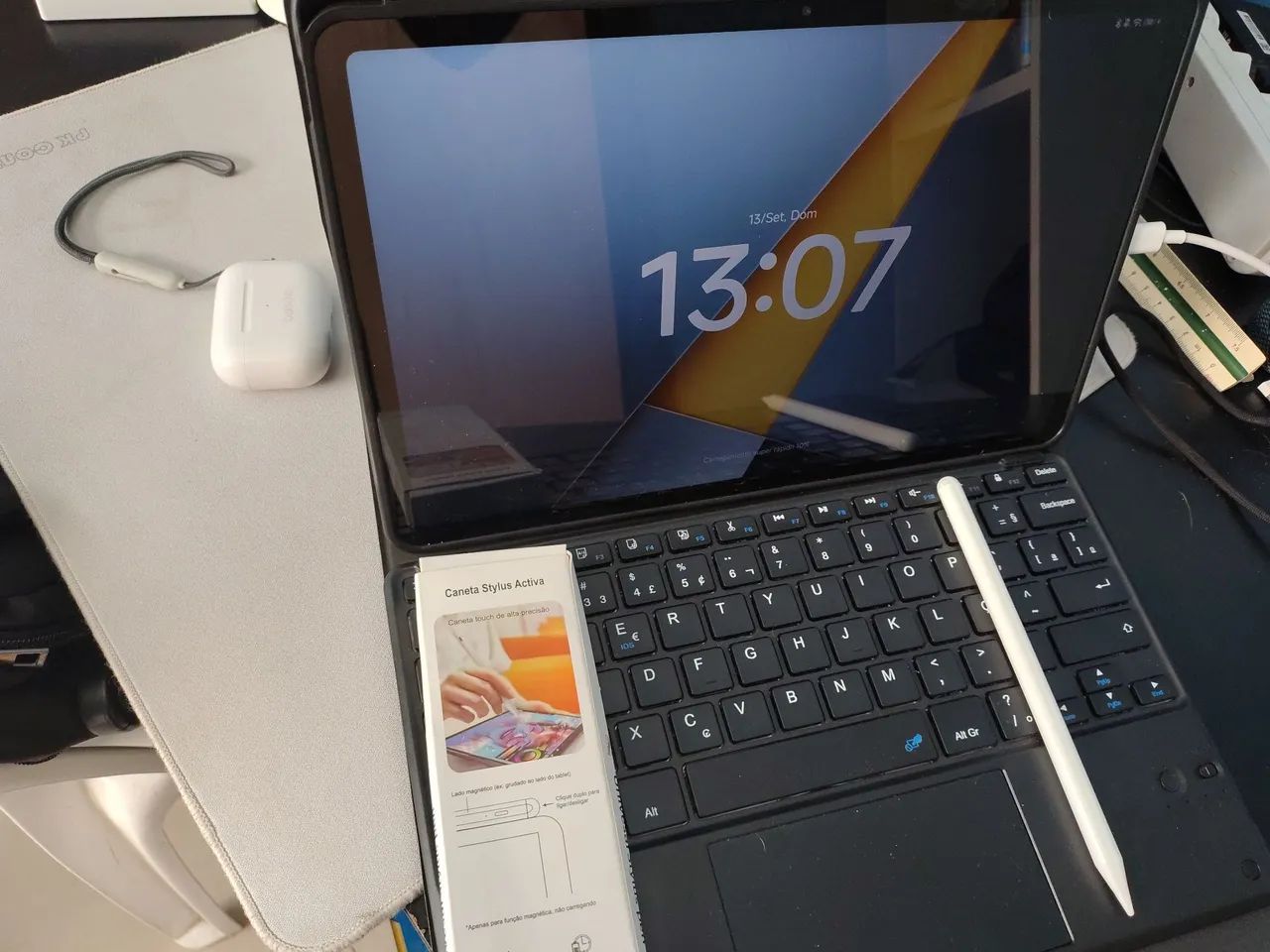 POCO PAD M1 acompanhado de case, teclado e caneta Stylus