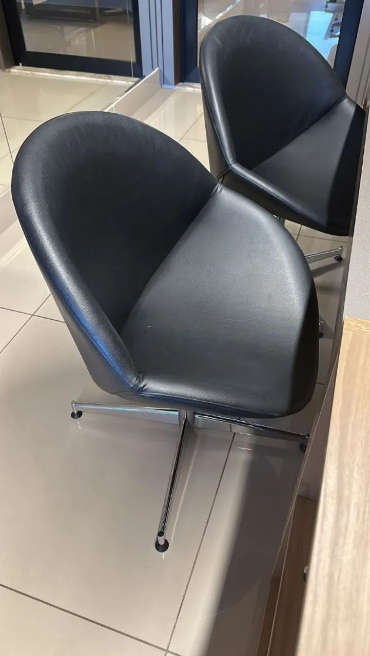 4 Poltronas Giratórias com pés em Inox