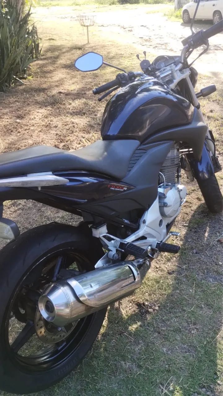 Moto com documentos em dias. 