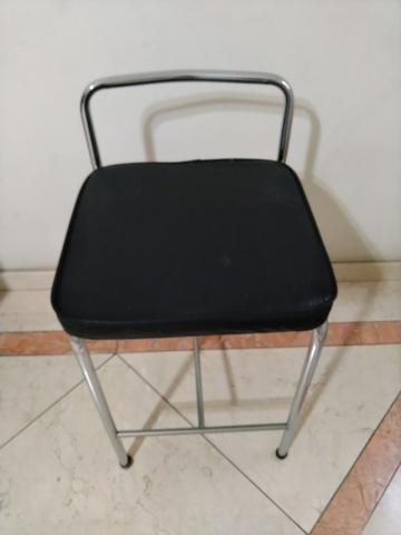 Banco alto de courino preto com pés cromados da Tok Stok