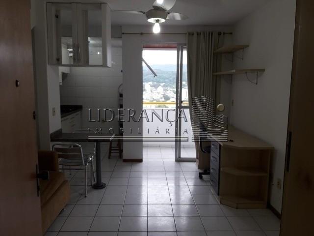 Apartamento, Serrinha, 1 dormitório, sala com sofá cama e rack, cozinha com armários, área - Foto 7