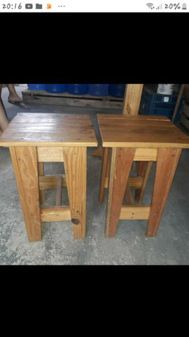 VENDO ESSA MESA COM 2 BANCOS.