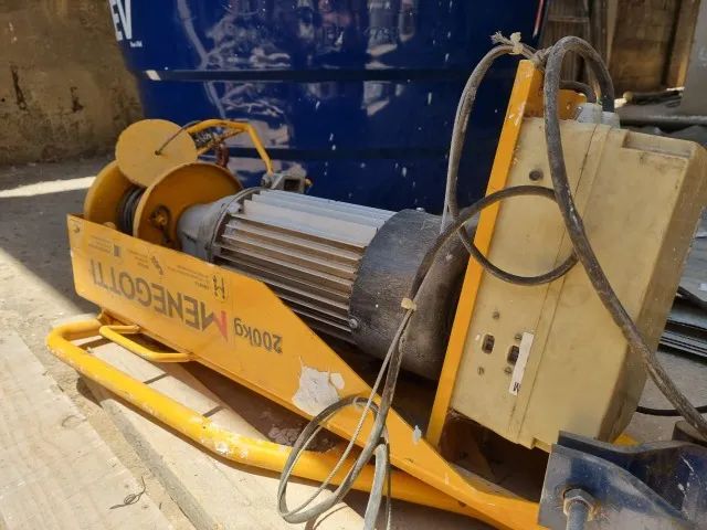 Guincho Coluna Elétrico Monofásico Menegotti 200kg