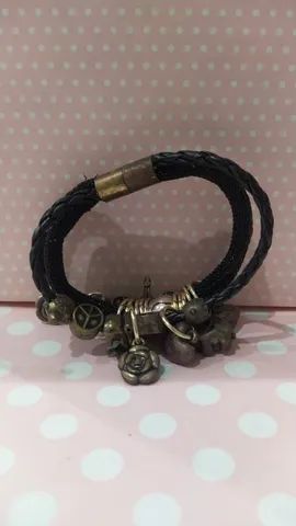 pulseira preta com berloques
