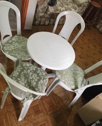 Conjunto Mesa de Plástico Monobloco com 4 Cadeiras Ametista