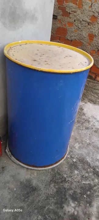 Barril de água azul