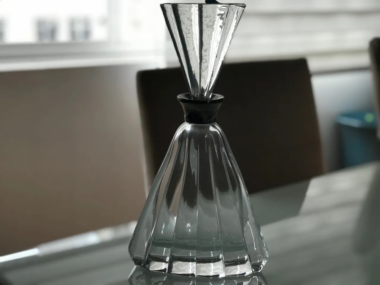 TRIO DE GARRAFAS ABANICO TRIANGULAR DE CRISTAL AUSTRÍACO COM TAMPA - AZUL/BRANCO/VERDE - Foto 3