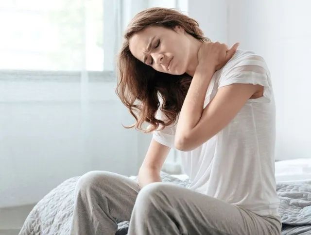 Travesseiro Cervical Ortopédico Ergonômico- Adeus Dores na Coluna e no Pescoço - Foto 2