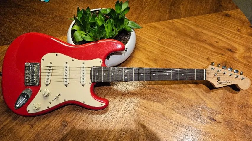 Guitarra Fender Squier Stratocaster Mini