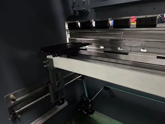 Prensa dobradeira CNC