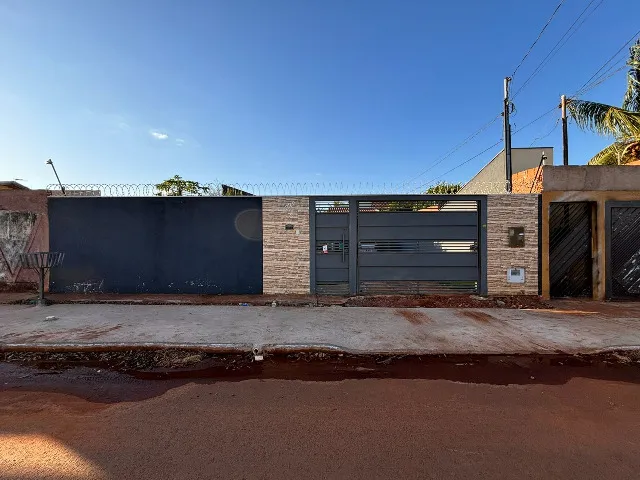 Casa com amplo terreno e aconchegante - Estudo troca